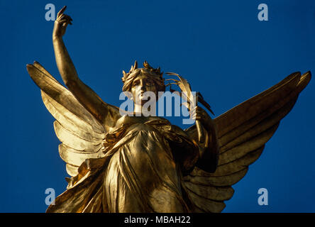 Queen Victoria Memorial devant le palais de Buckingham à Westminster, Londres, Angleterre. Novembre 2017 Le Victoria Memorial est un monument à la reine Victoria, également connu sous le nom de la Victoire de Samothrace. Le Victoria Memorial est un monument à la reine Victoria, situé à l'extrémité de la Mall à Londres, et conçus et exécutés par le sculpteur (Sir) Thomas Brock. Conçu en 1901, il a été inauguré le 16 mai 1911, bien qu'il n'a été achevé qu'en 1924. Il a été au centre d'un ambitieux programme de planification urbaine, qui comprenait la création des jardins à une conception par Sir Aston Webb, et la rectification de Banque D'Images