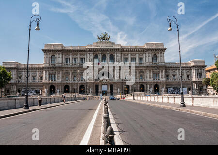 ROME, ITALIE - JUIN 17,2011 : Cityscape avec Corte Suprema di Cassazione de l'Italie) dans les rives du Tibre Banque D'Images