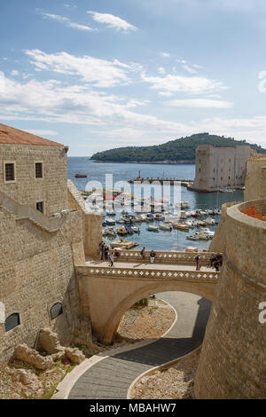 DUBROVNIK, Croatie - 10 octobre 2017 : le port et les touristes à travers les murs de la forteresse de Dubrovnik, Croatie Banque D'Images