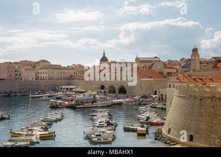 DUBROVNIK, Croatie - 10 octobre 2017 : point de vue sur la baie, le port et la vieille ville de Dubrovnik, Croatie. Banque D'Images