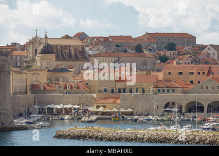 DUBROVNIK, Croatie - 10 octobre 2017 : point de vue sur la baie et la vieille ville de Dubrovnik, Croatie. Banque D'Images