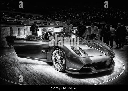 Genève, SUISSE - Le 17 mars 2018 : Pagani Huayra Roadster voiture de sport ultra-rapide présenté lors de la 88e Salon International de l'Automobile de Genève. Banque D'Images