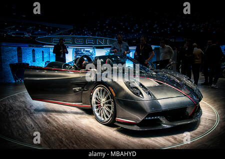 Genève, SUISSE - Le 17 mars 2018 : Pagani Huayra Roadster voiture de sport ultra-rapide présenté lors de la 88e Salon International de l'Automobile de Genève. Banque D'Images