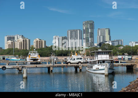 Bateaux amarrés dans le bassin d'amarrage Frances Bay à proximité du quartier central des affaires de Darwin dans le Territoire du Nord de l'Australie. Banque D'Images