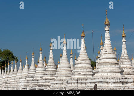 Les stupas blanchis à la pagode Sandamuni, Mandalay, Birmanie (Myanmar) Banque D'Images