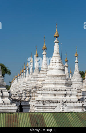 Les stupas blanchis à la pagode Sandamuni, Mandalay, Birmanie (Myanmar) Banque D'Images