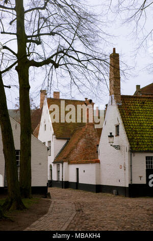 Le paisible Begijnhof 10 Wijngaard, Brugge, West-vlaanderen, Belgique : Maintenant un couvent de bénédictins ; autrefois un 'béguinage' pour les femmes pieuses Banque D'Images