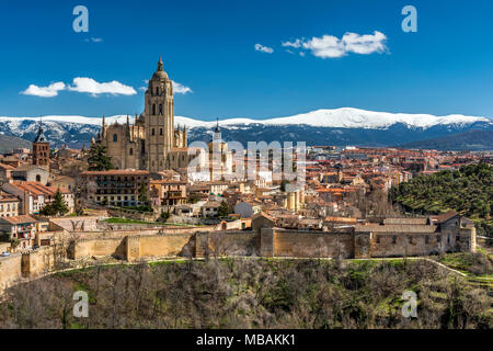 Sur les toits de la ville avec la cathédrale gothique et les montagnes enneigées de la Sierra de Guadarrama en arrière-plan, Ségovie, Castille et Leon, Espagne Banque D'Images