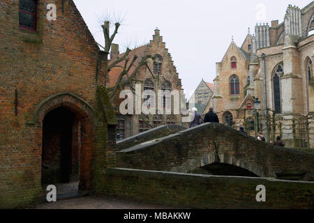 Bonifatiusbrug (Boniface) : un pont étroit, joli petit vieux pont sur le canal de Bakkersrei au coin de Hof Arents (Arents Park), Brugge, Belgique Banque D'Images