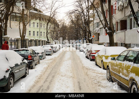 VARNA, BULGARIE, LE 28 FÉVRIER 2018 : Pile de voitures couvertes de neige dans la rue de Varna Banque D'Images