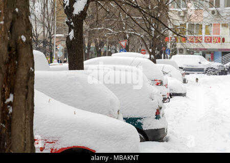 VARNA, BULGARIE, LE 28 FÉVRIER 2018 : Pile de voitures couvertes de neige à Varna Banque D'Images