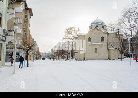 VARNA, Bulgarie,Février 28, 2018 : pas de personne qui marche dans l'allée enneigée en Bulgarie après une tempête de neige. La place sébastopol Banque D'Images