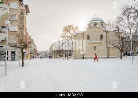 VARNA, Bulgarie,Février 28, 2018 : pas de personne qui marche dans l'allée enneigée en Bulgarie après une tempête de neige. La place sébastopol Banque D'Images