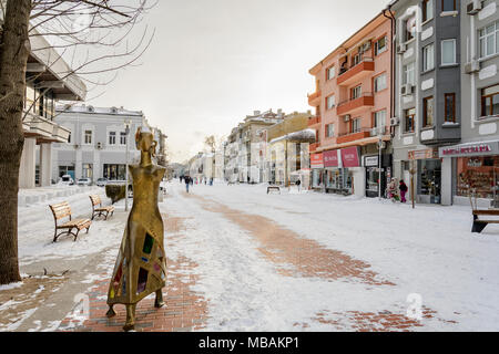 VARNA, Bulgarie,Février 28, 2018 : pas de personne qui marche dans l'allée enneigée en Bulgarie après une tempête de neige. La place sébastopol Banque D'Images