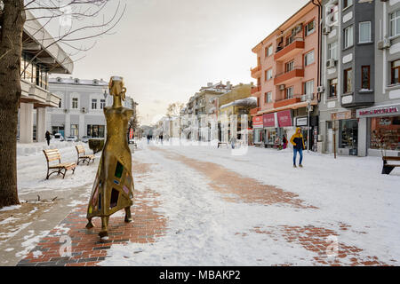 VARNA, Bulgarie,Février 28, 2018 : pas de personne qui marche dans l'allée enneigée en Bulgarie après une tempête de neige. La place sébastopol Banque D'Images