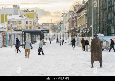 VARNA, Bulgarie,Février 28, 2018 : pas de personne qui marche dans l'allée enneigée en Bulgarie après une tempête de neige. La place sébastopol Banque D'Images