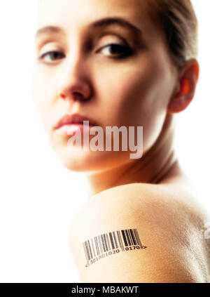 Portrait de femme avec code barre tatouage sur son épaule Banque D'Images