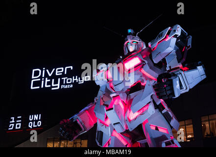 De taille réelle Unicorn Gundam Statue devant Diver Magasin dans le quartier d'Odaiba, un ilsand artificielle dans la baie de Tokyo Banque D'Images