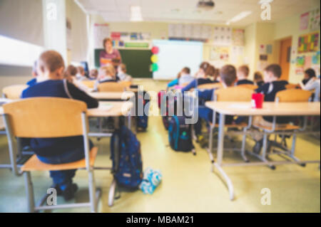 Les enfants et l'enseignant en classe à l'école. Vue brouillée. Banque D'Images