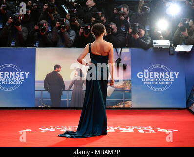 Jessica Brown Findlay participant à la pomme de terre et littéraire de Guernesey Société Peel Pie première mondiale tenue au Curzon Mayfair, Londres. Banque D'Images