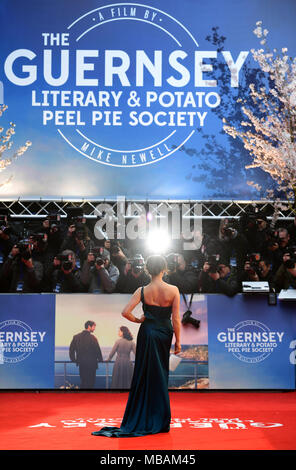 Jessica Brown Findlay participant à la pomme de terre et littéraire de Guernesey Société Peel Pie première mondiale tenue au Curzon Mayfair, Londres. Banque D'Images