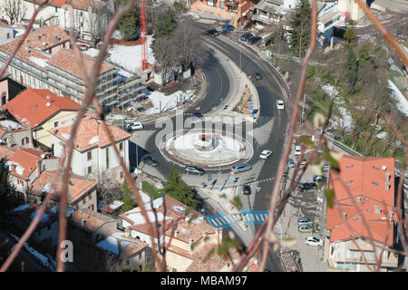 Intersection avec rond-point, vue d'en haut. Borgo-Maggiore, Saint-Marin Banque D'Images