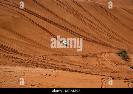 Le surf de sable les dunes rouges à Al Khararah Muzahimiyah Park, Al, l'Arabie Saoudite. Un endroit populaire pour les VTT et 4x4 SUV de faire un peu de surf des dunes. Banque D'Images