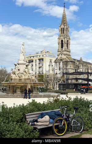 Man sleeping on park bench Nîmes, France, 2018 Banque D'Images