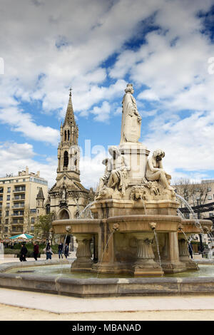 Nîmes, France, 2018 Fontaine Pradier, Charles de Gaulle, Nîmes, Languedoc-Roussillion, Provence, France, Europe Banque D'Images