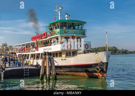 TORCHELLO, ITALIE - 01 septembre 2014 : le navire transportant des habitants de Chine continentale à l'île de Torcello à Venise. Italie Banque D'Images