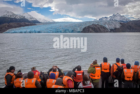 Glacier Grey et randonneurs dans un catamaran, croisement entre le lac Gris Gris et l'hôtel Refugio Lago Grey, parc national Torres del Paine, Patagonie, Chili Banque D'Images