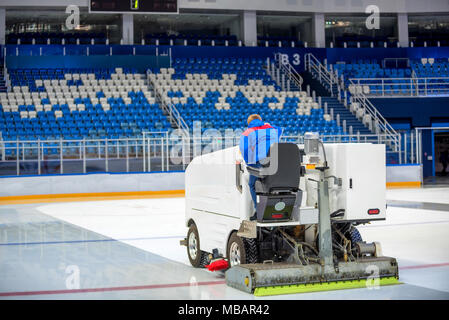 Glace surfaceuse de patinoire de hockey nettoie Banque D'Images