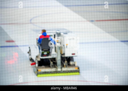 Glace surfaceuse de patinoire de hockey nettoie Banque D'Images