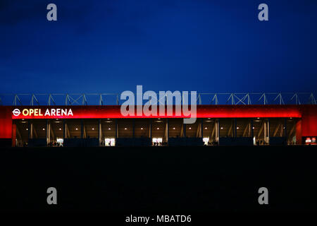 Mainz, Allemagne - 01 Avril 2018 : l'Opel lumineuse de l'arena football club 1. FSV Mainz 05 dans la nuit du 01 avril 2018 à Mayence. Banque D'Images