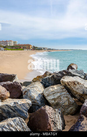 Vue le long du littoral sur une case vide, plage de sable de Santa Susanna sur la Costa Brava,région de l'Espagne. Banque D'Images