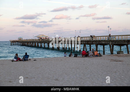 Les gens se sont réunis sur la jetée au coucher du soleil à Pompano Beach, Floride Banque D'Images