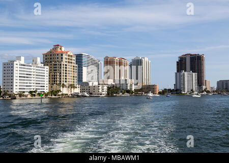 Voir des gratte-ciel à Fort Lauderdale à partir de l'espace intercostal waterway. Banque D'Images