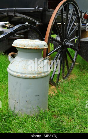 Lait Vintage cannister et chariot tiré par des chevaux Banque D'Images