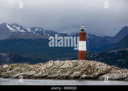 Rayé rouge et blanc phare sur l'île rocky sur le canal de Beagle, Ushiaia, Argentine Banque D'Images