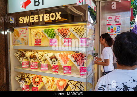 Tokyo Japon,Asie,Orient,Harajuku,Takeshita Dori,Street,shopping shopper shoppers magasins marché marchés achats vente, magasin de détail sto Banque D'Images