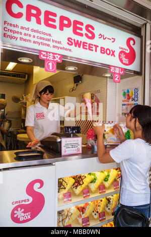 Tokyo Japon,Asie,Orient,Harajuku,Takeshita Dori,Street,shopping shopper shoppers magasins marché marchés achats vente, magasin de détail sto Banque D'Images