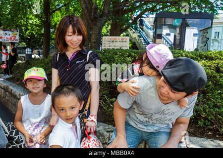 Tokyo Japon,Asie,Orient,Harajuku,Asiatiques asiatiques immigrants ethniques minorités,Oriental,famille parents parents enfants enfants,homme hommes hommes Banque D'Images