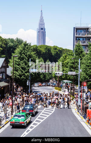 Tokyo Japon,Harajuku,JR Harajuku Station,foule,groupe,rue de croisement,signal de circulation,gratte-ciel de haute élévation gratte-ciel bâtiment bâtiments NTT DoCoMo YOY Banque D'Images