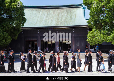 Tokyo Japon,Asie,Orient,Shibuya ku,Meiji Jingu Shinto Shrine,bâtiment principal de Shrine,mariage,cérémonie,procession,ligne,file d'attente,asiatique asiatique asiatique immigrants ethniques Banque D'Images