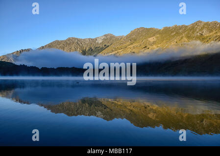 Morning Mist sur Moke Lake près de Queenstown, Nouvelle-Zélande Banque D'Images
