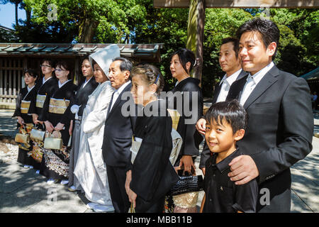 Tokyo Japon,Orient,Shibuya ku,Meiji Jingu Shinto Shrine,weddingAsian,Asians,Oriental,homme hommes adultes adultes,père,garçon garçons,mâle enfant enfants chi Banque D'Images