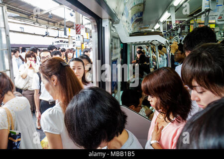 Tokyo Japon,Asie,Orient,Ikebukuro,JR Ikebukuro Station,Yamanote Line,Asian Asians ethniquement immigrants minorités,Oriental,homme hommes adulte adu Banque D'Images