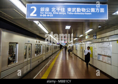 Tokyo Japon,Hibiya,Hibiya Line Station,plate-forme,train,asiatique Oriental,homme hommes adultes,japonais,oriental,Japan110726 Banque D'Images