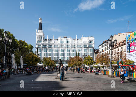 Madrid, Espagne - 15 octobre 2017 : Square de Saint Ann (Santa Ana) à Madrid un jour de ciel bleu. Il s'agit d'une plaza situé dans le centre de Madrid, dans le quartier o Banque D'Images