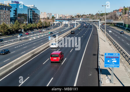 Madrid, Espagne - 21 janvier 2018 : le radar du contrôle de la vitesse de l'autoroute M30 à Madrid Banque D'Images